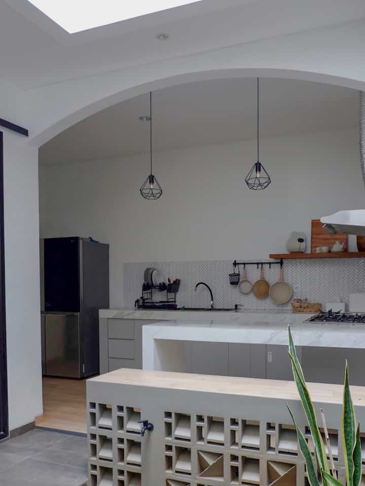 Dapur Rumah Nauli berkonsep semi outdoor yang terkoneksi langsung ke taman belakang. 

Disamping taman ada meja top table dan kursi beton yang sengaja dibikin buat mesin air tapi bisa multifungsi jadi kursi buat santai plus penutup mesin air 

Bagian atap tamannya terbuka ya jadi udara dan hujan bisa masuk bikin dapur adem dan ga pengap. Rumah aman dari bau masakan 🥰

#TheMostInspiringKitchen #InspoChallenge

#dapurminimalis #dapur #dapurminimalismodern #dapurkecil #dapuroutdoor #dapursederhana