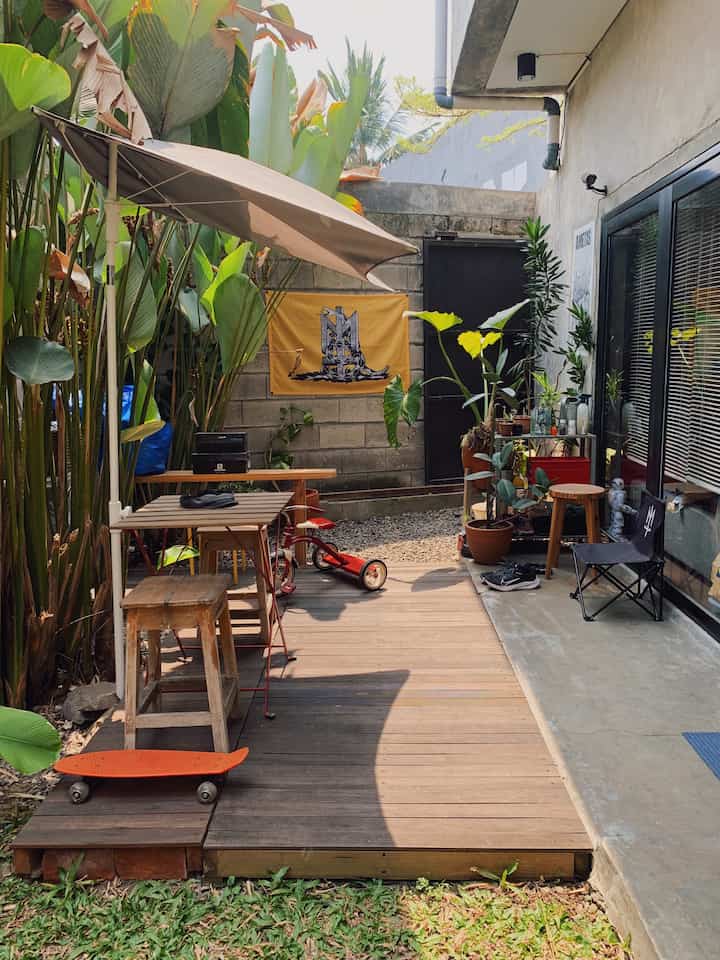 Backyard tidak terlepas dari bagian rumah ini, banyak yang bisa kami lakukan sekeluarga disini. Sewaktu waktu bisa beralih fungsi menjadi ruang makan terbuka dan tentu tempat bermain anak. #myhomejourney #ceritarumahku #myfavoriteroom #homedecor #easthouse 