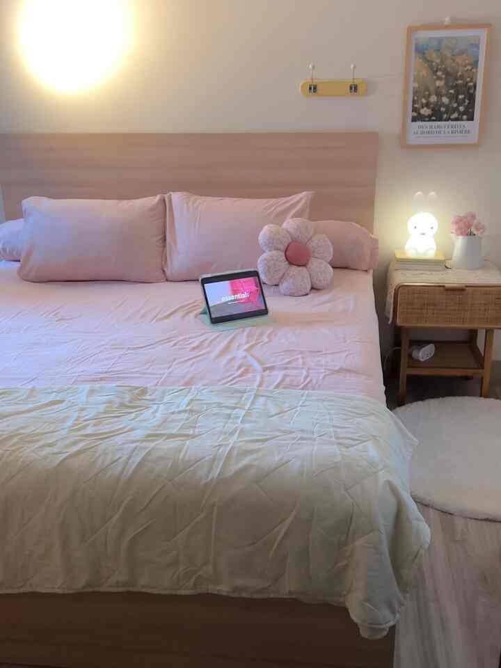 Favourite Room 😍 susah menentukan sudut mana yang jadi favoritku di rumah; tapi bedroom pasti masuk jd salah satu yg special! 

Karena aku banyak sekali menghabiskan waktu di sini, mulai dari beristirahat sampai mencari inspirasi, browsing” pun selalu di kamar ☺️ jadi aku selalu mencoba menciptakan suasana kamar yang nyaman dan menarik, biar makin betah ! Salah satu caranya adalah dengan mix and match sprei dengan berbagai dekorasi seperti bantal bunga beraneka warna :) simpel tapi bisa membuat suasana kamar jadi lebih berwarna ! 

#MyFavouriteRoom #MyHouseStory #MyFavouriteItems 