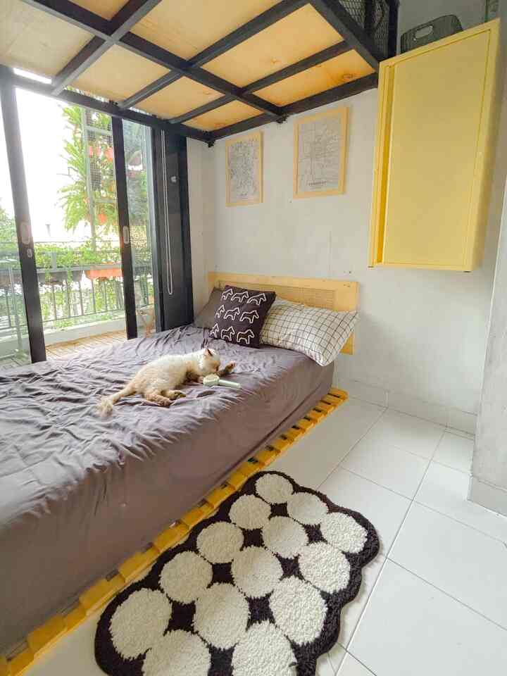 Kitamo suka ruangan pasti bedroom, tempat kitamo bersantai sekaligus beristirahat, karena rumah kitamo tidak luas, kitamo fungsikan juga kamar sebagai tempat nonton film favorit, sehingga makin nyaman, kitamo custom juga pintu sliding dekat balkoni untuk membuat udara segar bersirkulasi dengan lancar.

Ruangan bedroom makin nyaman ditemani kucing kitamo dan tentu karpet bulu favorit kitamo.

#bogor #kitamo #bedroomdecor #tinyhome

#MyFavoriteRoom
. #MyHouseStory
. #MyFavoriteltems