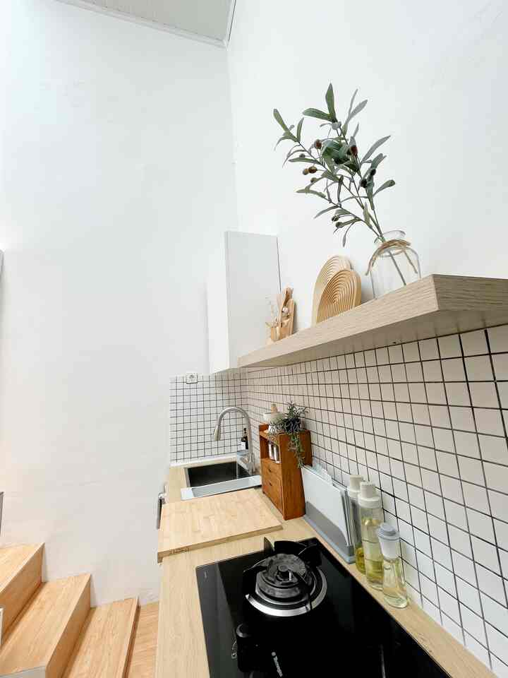 This house was built by the developer with a growing house concept, we decided to completely close the kitchen at the back with the help of the developer's contractor
So the back of the house is completely closed and the stairs up are only to get to the laundry room area

The reason we use contractor services is because it doesn't have to be complicated so we accept it straight away, using the concept that was discussed before the renovation process 😁


#rumahwithoutarchitect #selfrenovation #DIY #rumahdeveloper #rumahcluster #rumahmungil #dapurmungil #rumahalajapandi #dapurkecil #rumahkecil