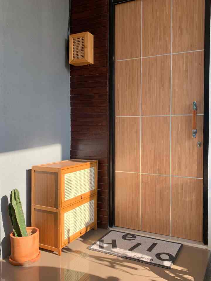 Hai ✨
Ketika ditanya apa style asrarumah?

Jujurly aku masih bingung karena asrarumah masih bawaan rumah developer dan disini kurleb baru 1tahun jadi masih tahap proses awal hihi. Menurut kami asrarumah lebih ke minimalist dan compact house dimana rumah ini memanfaatkan dan memaksimalkan lahan sempit dengan meminimalkan kebutuhan ruang dengan menjadikan ruang yang multifungsi ✨ Kenapa termasuk lahan sempit? Yap karena luas tanah asrarumah di 50sqm yang umumnya luas tanah rumah ada di sekitar 60sqm ✌🏻

Elemen furniture utama di asrarumah kami memilih warna wood dan white kecuali untuk barang-barang yang sudah ada sebelumnya ya karena kalau masih berfungsi sayang ya diganti, hem…ga denggg karena emang belum ada budget untuk menyeragamkan semua hihi 😬✌🏻

Selain itu kami mengusahan untuk membeli furniture yang multifungsi dan fleksibel. Seperti meja tv yang multifungsi, karena ada bagian meja kecil yang bisa ditarik bisa jadi meja tamu atau meja apapun saat memang dibutuhkan, lalu ada meja bulat dan kursi grande yang bisa dilipat saat tidak digunakan ✨

Meskipun asrarumah masih newbie semoga tetep ya memberi manfaat/inspirasi buat temen-temen semua, dan kami banyak belajar juga dari temen-teman homedecor lainnya ✨


#minimalist #homedecorinspi #roomdecorinspo #aesthetichomedecor

#asrarumah #compacthouse #verticalhome #50sqm #homedecor #tinyhouse
 

