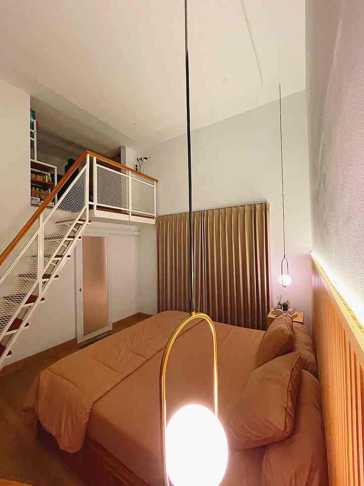 Gimana sih bikin kamar tidur terasa nyaman. Pertama pemilihan kasur yang pas dibadan. Setelah kenal kasur latex ternyata bener-bener nyaman buat tidur. Kemudian mengganti sprei tiap 2 atau 3 hari sekali dengan memilih sprei yg lembut. Selain itu memilih lighting yg cocok utk kamar biar terkesan hangat, serta jgn lupa pakai linen spray dan reed diffuser agar wangi dan relax.
#cozybedroom #dekorasikamartidur #inpirasikamartidur #bedroomdecor #mainbedroom #bedroomwithmezzanine #neutralbedroom