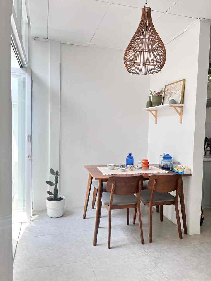 “Soul” buat aku di rumah ini yang paling menggambarkan aku banget dan adalah area dinning room ini. Karena setiap pagi, siang, sore bahkan malam. Kita selalu kumpul disini. Sambil menatap taman mungil yang indah.
Kalo soul di rumah kamu dimana ni?

#interiorrumah #homedecor #dekorasirumah #inspirasirumah #rumahantik #rumahjadul #interiormodern 