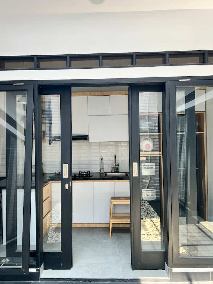 Penampakan dapur dari taman tengah. Dapur dengan lebar 2 meter ini terhubung dengan taman tengah, untuk memaksimalkan sirkulasi udara.

#customfurniture #DIYFurniture #Personalizedfurniture #uniquefurniture #kitchenset #dinningroom #kitchen #dapurminimalis #dapurmodern #dapurmini #rumahmungil #Bandung #industrial #scandinavian #aesthetichomedecor #rumahmungil #roomdecorinspo 