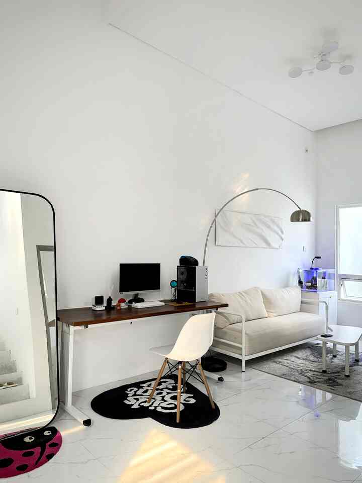 Color palette Angka House 
-
Warna dominan putih dengan beberapa aksen ruangan yang mencolok seperi keset dan karpet warna warni dan beberapa furniture mengguakan alumumium silver yang nampak minimalist di ruangan
-
Karena ruangan kita tidak lebar maka harus menggunakan warna yang cerah yaitu putih agar ruangan terlihat lega dan luas
-
Kita memadukan warna dengan furniture pilihan yang sekiranya cocok di ruangan agar nampak senada

#BringColorsToMyHome #HomeColorPalette #HomeColorDesign #homedecor #home #minimalis #angkahouse #opensapace #minimal #rumah 