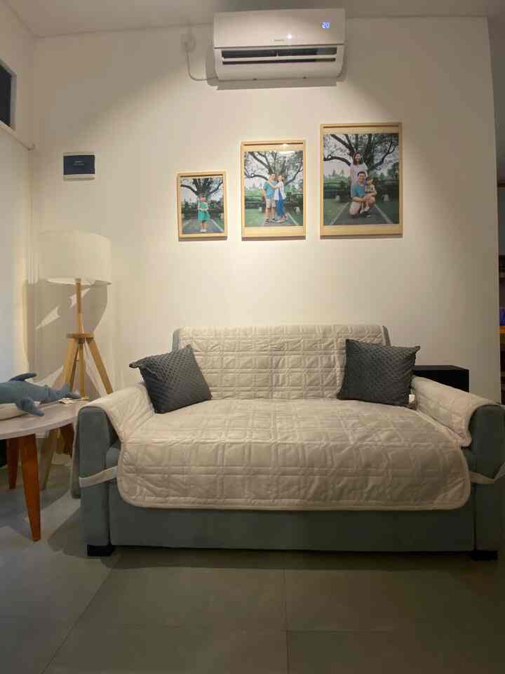 Night vibe at kapuma house.
Kami menggunakan beberapa jenis lampu di rumah kami, seperti track light agar terkesan dramatis saat menyorot gambar yg ada di living room (slide 1-2).
Selain itu kami juga memiliki standing lamp, led strip yg dipasang di plafon & tangga menuju lantai 2. Kami sangat suka suasana warm tetapi tetap nyaman di pandangan

#Nightvibe #LightingIdeas #LightingInspiration #suasanamalam #nightmode