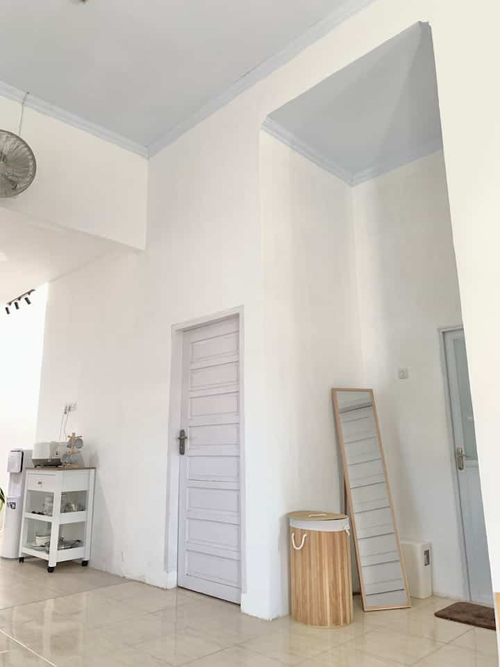 Karena rumah segaris dan open space, dari living room langsung terlihat 2 kamar dan kamar mandi di sebelah kanan dan area dapur 

#minimalist #scandinavian #roomdecorinspo #aesthetichomedecor #openspace #segaris #whitewood 