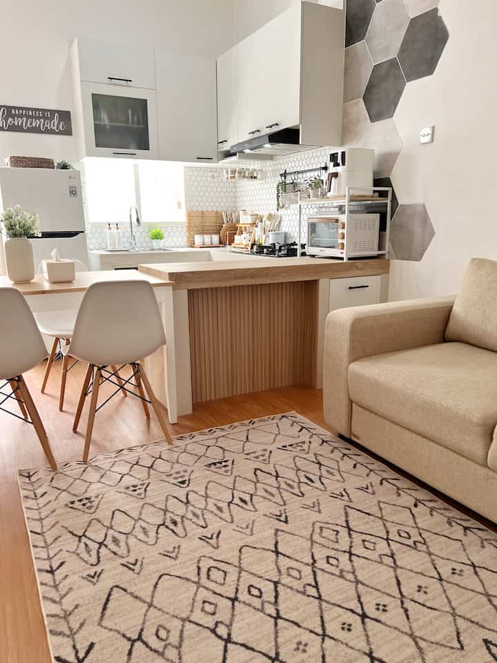 Kitchen & Dining blends with the Family Room with white & wood furniture tones inspired by Japanese style..

Almost all areas in this house have a Japanese theme, from the kitchen which is predominantly white to the living room which is dominated by cream colors🌿🌿



#openspace #home #house #homesweethome #livingroom #kitchen #diningroom #ruangtamu #ruangtengah #ruangkeluarga #dapur #ruangmakan #rumahsederhana #japandi #scandinavian #minimalist #homedecorinspo #aesthetichomedecor

