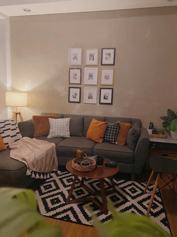 Salah satu hal favoritku untuk dilakukan di rumah: ngemil larut malam sambil membaca buku bagus 🖤📚
#homemaker #nightvibes #night #slowliving #liveslowly #rumahmungil #rumahdeveloper #scandinavianhome #cozy

