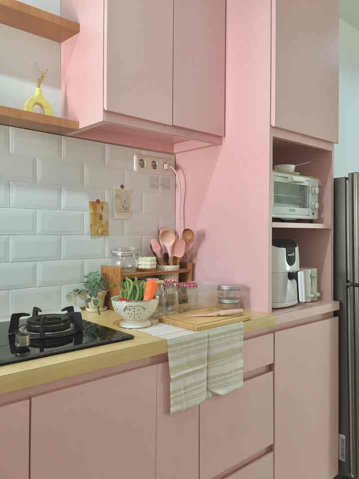 Kalo yg rutin nyetok bahan masak, area food prep jadi part paling penting di dapur gak sih? Makin lapang, tentunya bisa makin leluasa nyiapin segala macam sayur dan daging. Jujur, area food prep di rumah segini ternyata gak bisa nampung semua belanjaan😂 Jadi tiap food prep udah pasti berantakan sedapur-dapur😂

#kitchen #dekorasidapur #kitchenidea #kitcheninspo #minimalist #kitchendecor #foodpreparation