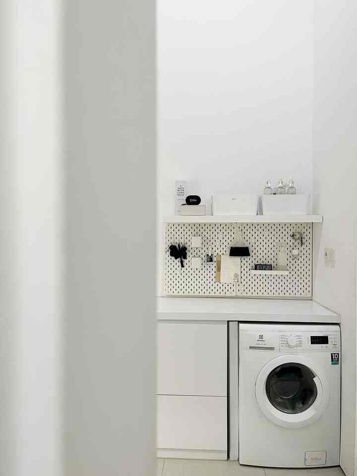 私たちの家のコンセプトはミニマリストです。装飾アイテムもあまりありません。ただし、IKEA SKADISブランドのウォールアートに似た有孔ボードがあり、ランドリーキャビネットと組み合わせるのに適していると思います。

IKEAのSKADIS有孔ボードを選んだのは、このボードが小さなアクセサリーを保管したり、家族間で情報を共有するための重要なメモを書いたりするのに役立つからです。洗面所の壁に設置させていただきました。

IKEA SKADIS の価格帯は、必要なサイズに応じてかなり異なります。サイズは56x56 cmで、価格はIDR 229,000/アイテムです。追加のアクセサリも多数あり、必要に応じて調整できます。

#decorativeitems #homestyling #roomstyling #homedecor #roomdecor #laundry #whiteinterior









