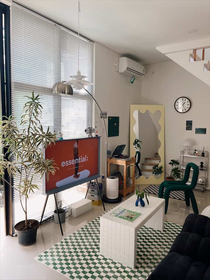 Ukuran rumah yang mungil membuat ruang tamu menyatu dengan ruang keluarga 🛋️. 

Berikut ini beberapa hal yang dilakukan untuk membuat ruang tamu menjadi lebih menarik dan estetik tentunya: 
1. Memadupadankan item2 dengan banyak warna agar lebih eye catching 👀 seperti: karpet bermotif checkered, cermin berwarna kuning pastel, kursi berwarna hijau, dll 🪑
2. Menaruh item2 dekoratif sebagai pajangan seperti di atas tv, di dinding, di trolley ✨
3. Meletakkan beberapa tanaman pada ruangan. Peletakkan tanaman juga dapat membuat ruangan lebih homey dan estetik 🏡🪴

#RuangTamuAesthetic
#RuangTamuCantik
#MakeOverRuangTamu
#livingroom #midcentury #livingroominspo