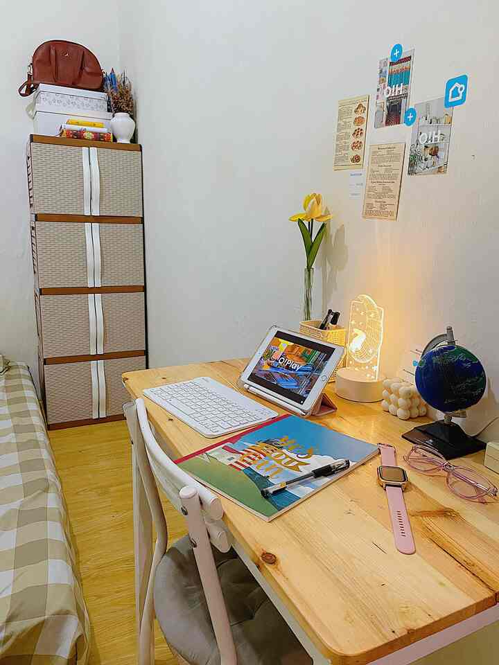 Janji jangan bosen sama spot fav aku ini ya 😊 #homeoffice #desk #messystyle #ruangkerja #minimalis 