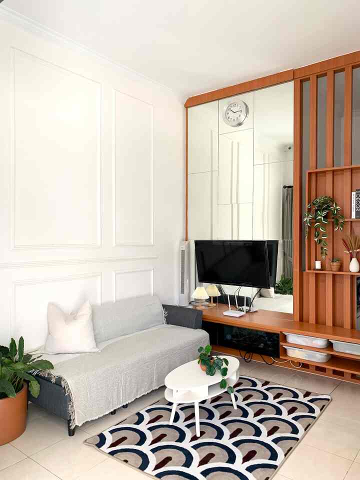 Area living room merupakan area yang menjadi pusat kegiatan anggota keluarga. Bisa dikatakan ruangan ini sebagai multifungsi area. Oleh karena itu, kami berusaha menata living room menjadi tempat yang nyaman. Kami ingin menciptakan ruangan yang terang akan cahaya natural tetapi tetap nyaman sehingga dibuat ventilasi atau pintu bukaan yang lebar. Kami memilih custom untuk backdrop tv dengan full kaca agar ruangan ini terang saat terkena cahaya dan terkesan luas. Selain itu kami memilih set sofa dan stool multifungsi untuk storage karena lahan rumah yang terbatas.

#livingroomstyling #livingroomdecor #livingroommakeover #homedecor #decorinspo