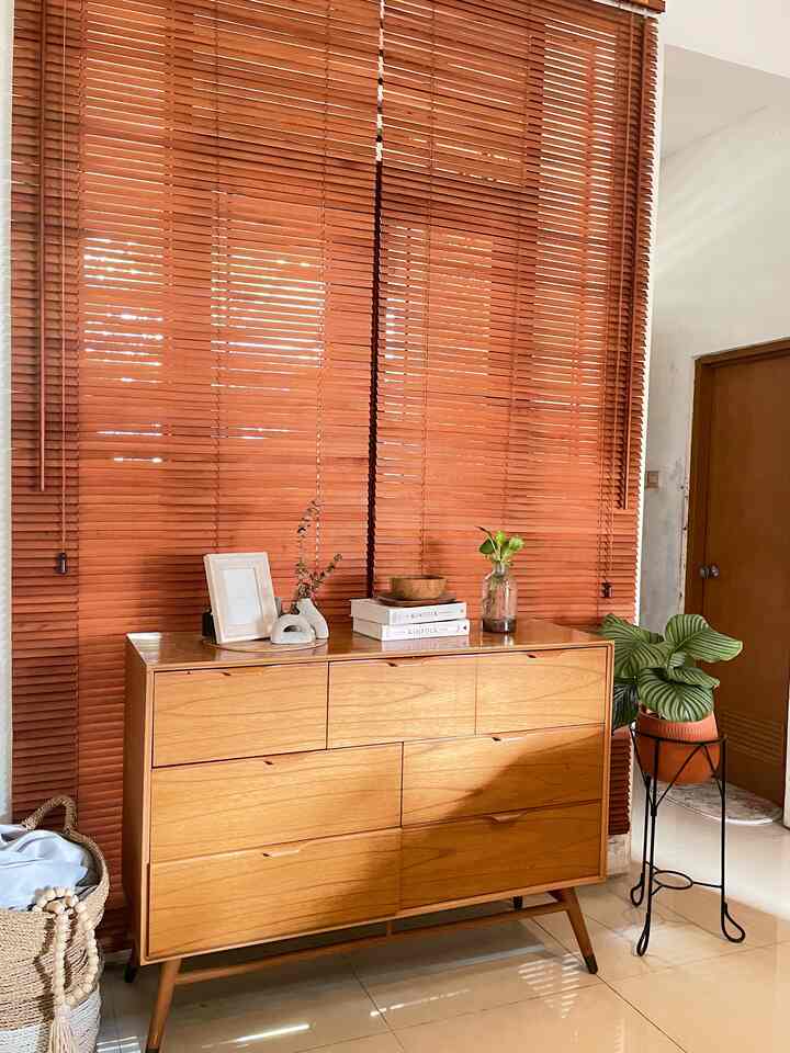 Make your house a home 🏠✨
-
Salah satu corner yang baru di re-decorate dari rumah @kns.living. Mengganti gorden kain dengan wooden blind, menaruh drawer utk storage kebutuhan dan barang di rumah agar lebih rapih, dan meletakkan tanaman aku pilih ini, calathea orbifiola sebagai pemanis ruangan. Aku mendekorasi ulang bagian ini dengan budget kira2 3jt juta rupiah untuk wooden blind accessories & standing planter.
-
#KNSLiving
#Openspacehouse
#SideCorner
#sidecornerStyling
#Sidecornerdecoration
#SideCornerinspiration
#inspirasirumah 
#dekorasirumah 
#desaininterior 
#homedecor 
#rumahtumbuh 
#growinghome 
#homedecoration 
#homeinspiration  
#scandinaviandesign 
#scandihome 
#scandinavianhome 
#japandiinterior 
#livingroom 
#openspace 
#aesthetics 
#aesthetic