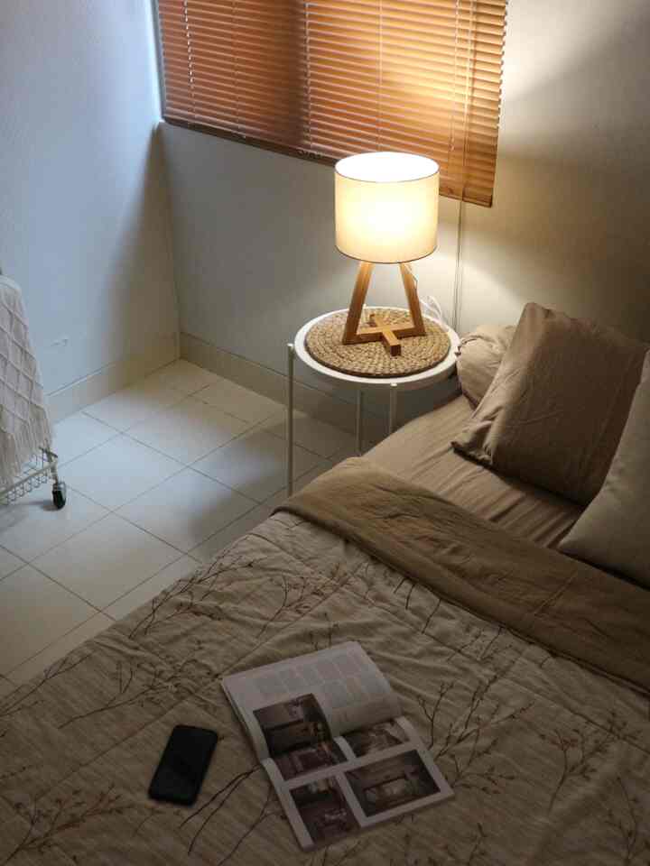 Kamar utama di rumah kami, ukurannya sekitar 3,1 m x 3,0 m. Awalnya cukup sulit untuk mestyling kamar utama ini, karena keterbatasan ukuran ruangan sehingga tidak bisa leluasa menatanya. Walaupun ruangan tidak luas kami selalu berusaha membuat kamar utama ini selalu rapi dan bersih. Kami menatanya dengan barang-barang yg hanya kami perlukan, begitu juga dengan barang dekoratif yg dipakai di kamar ini, tidak banyak pajangan. Kami menata / stylingnya hanya dengan bedside table + lamp table, vas + daun hias, lemari, drawer, dan rak kayu.

Kami berusaha membuat kamar ini senyaman mungkin walau hanya dengan dekorasi minimalis.
Barang dekoratif favorit di kamar kami ini yaitu wave mirror, kami memilih cermin seperti ini agar kamar tidak polos dan monoton. Furniture yg kami pakai di kamar ini kebanyakan beli jadi / tinggal rakit sendiri (bukan custom). Tips dari kami agar kamar mungil tidak terlihat sempit dan tetap nyaman yaitu semua barang harus ditempatkan di "rumahnya", membeli dan menata barang dekoratif secukupnya (tidak berlebihan).

#DekorasiKamarUtama #InspirasiKamarUtama
#BedroomStyling #inspirasikamarmungil #comfybedroom #kamartidurpasangan