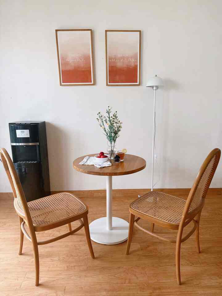 Meja makan simpel dari kayu jati custom di Jepara… Suka banget sama set meja kursi ini karena bikin suasana santai berasa di cafe ala-ala🤭🤗

#mejamakankayu #furniturjepara #diningroom #homecafe #rumahmungil