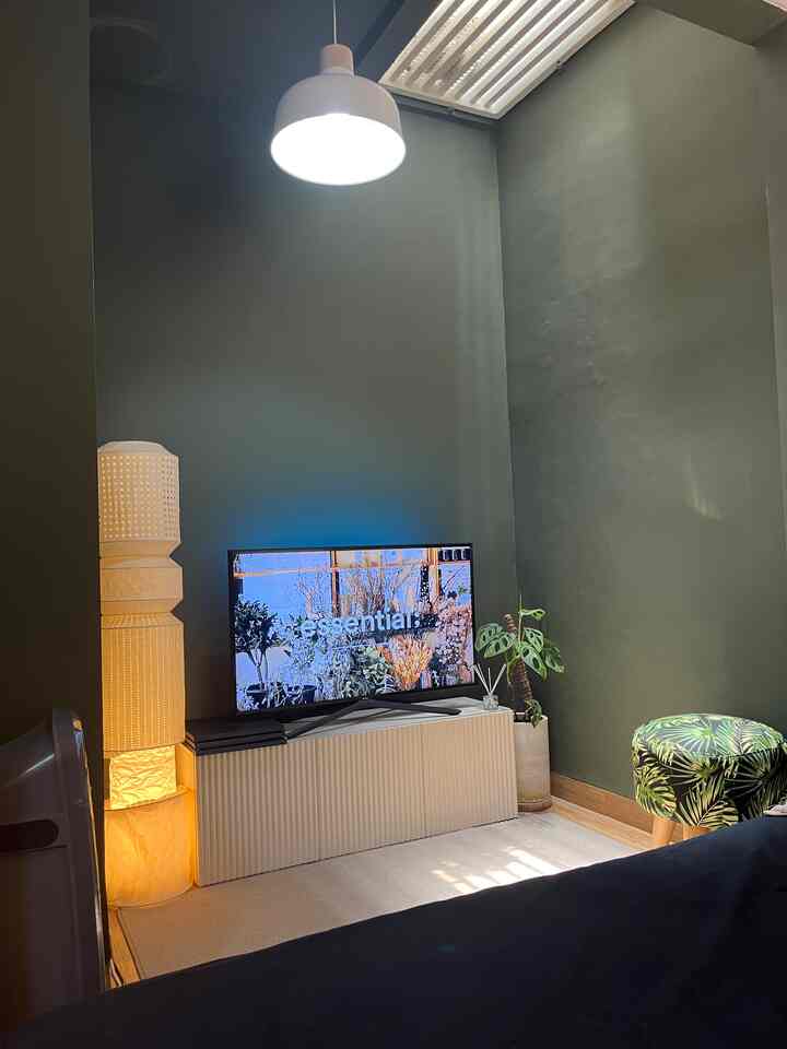 • Area ter-Favorite •

Arean ter-favorite tahun ini jatuh kepadaaa Living Room 🫶🏻
Tempat kami menonton dan bercerita.
Kamis paling sukak tempat ini, karena hanya area ini yang masuk cahaya matahari langsung dan dibuat dengan suasana intimate.
Waktu paling favorite disini siang dan malam hari, karena kalau siang-siang.. bisa dipakai juga untuk tidur siang di daybed kami.

Area ini kami desain minimalist, hanya Meja TV, Daybed, Kipas, Lampu dan Tanaman saja!tujuannya supaya ketika kami sedang nonton tidak ada gangguan. Hehehee

#MyFavoriteRoom
#MyHouseStory
#MyFavoriteItems
#RumahMungil
#Kibouichi
#50m2
