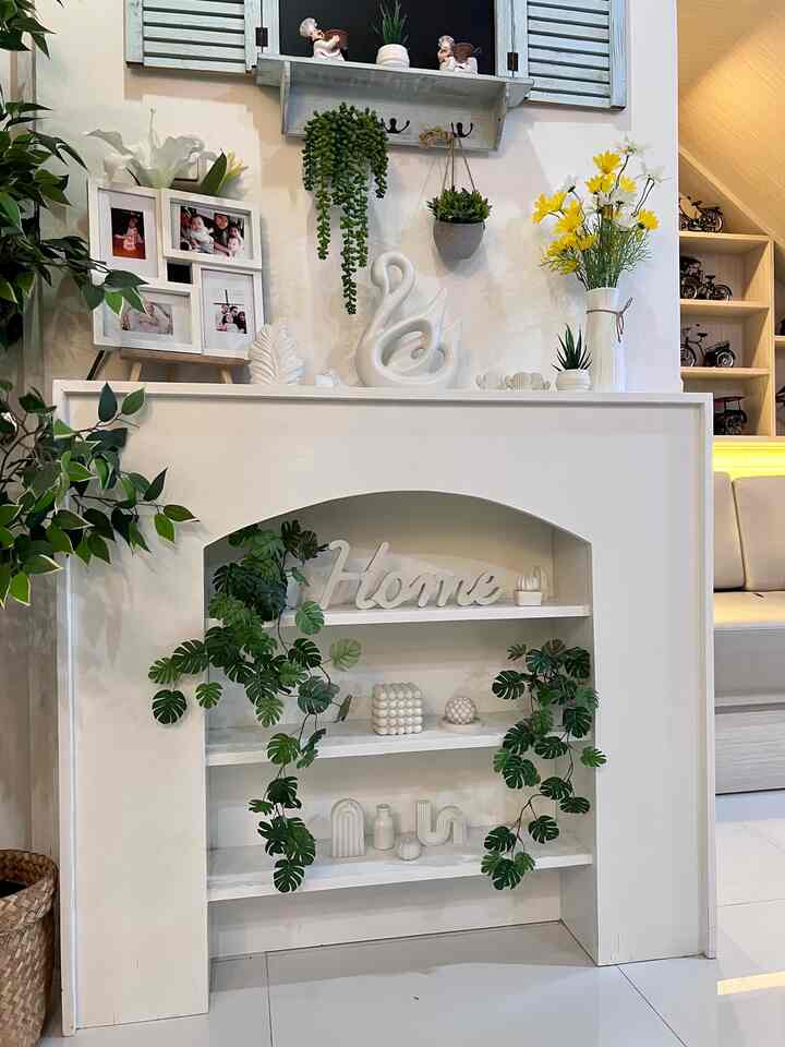 Dekorasi dengan menggunaka rak buku yg  bentuknya mirip dengan perapian. 

#rakbuku #rakbukucantik #rakbukuminimalis #dekorasiruangtamu #dekorasiruang #dekorasicantik #omahekis