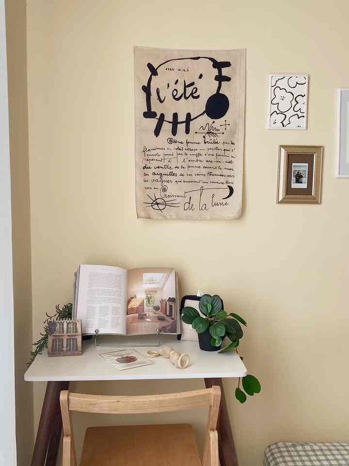 Hari ini bangun pagi dengan cuaca cerah setelah beberapa hari selalu mendung dari pagi. Bawaannya jadi happy apalagi lihat sudut kamar ini. Cuma modal homedecor super duper murah bisa dapet look kamar kaya gini ✨

#homedecorlowbudget #inspirasikamarkos #workdeskidea #roomcorner #bedroominspiration #miniworkdesk #aestheticcorner