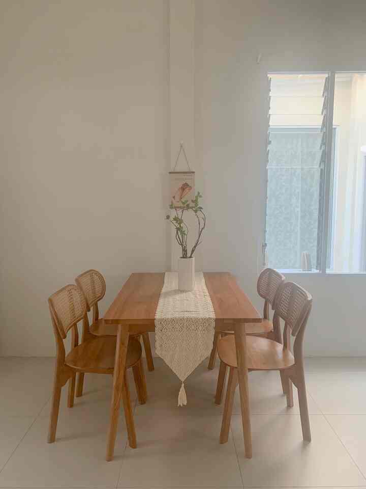 View dari ruang makan saat sore hari ✨
#diningroom #mejamakankayu  #inspirasimejamakan #inspirasiruangmakan #mejamakanjati #mejamakanminimalis