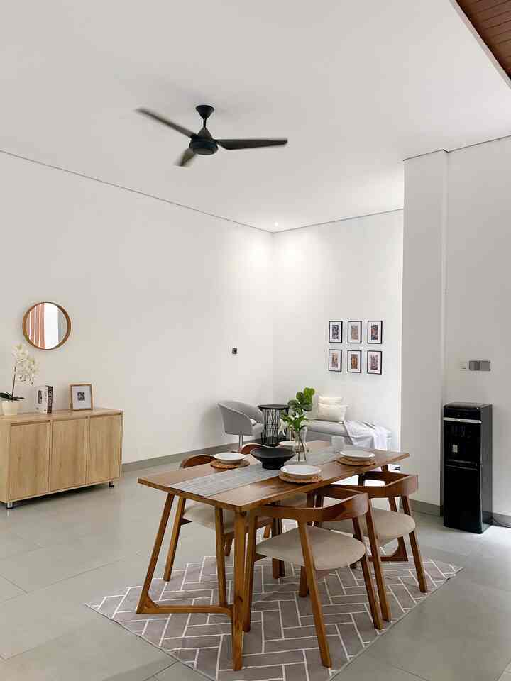 Area ruang makan casa de kath, ukuran meja 180x80 , nuansa kayu dan monchrome #ruangmakan #diningroom #homedecor #desainrumah #rumahminmalist