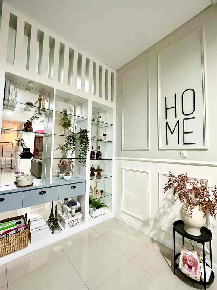 Partisi

Partisi ini merupakan pemisah antara pintu utama dan bagian dalam rumah yang berkonsep open space. Sengaja dibuat supaya arah dalam rumah lebih privacy, tidak terlihat langsung dari luar rumah. Partisi dibuat dari multiplek dengan finishing cat duco, dan supaya tidak monoton, partisi dibuat sekat-sekat dan laci sebagai tempat untuk hiasan/pajangan dan menaruh barang-barang kecil. #rumakoes #partisi #rumahcluster #classicvintage #jakartabarat #ikea #144m2