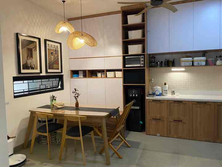 Saat mengisi interior ruangan ini, sengaja request untuk menggunakan meja makan yg panjang. Tujuannya agar semua anggota keluarga dapat kumpul dan duduk bersama di meja makan ini. Kegiatan makan sambil ngobrol adalah kegiatan favorit keluarga kami. Tidak masalah apa yg dimakan, tapi momen berkumpul dan makan bersama merupakan momen yg paling ditunggu2. Oiya meja makan ini pun dapat di extend apabila dibutuhkan - maklum keluarga besar kami kalau lg kumpul bisa penuh 1 ruangan hahaa

#kitchenroomdecor #diningroomdecor #kitchenideas #diningroomideas #kitcheninspiration #dininginspiration
