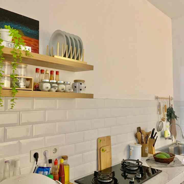 Ketemu lagi sama dapur tanpa kitchen set kami 🙈
Aku sebagai ibu rumah tangga termasuk yang sering masak, jadi keliatan di dapur banyak tools dan dekorasi yang cukup agar terlihat manis dan gak membosankan kalo lama-lama di dapur

Vas kaca, dried flower, daun artifisial, dummy book dan lukisan naturalis karya tangan sendiri aku pilih sebagai item styling dapur minimalis ini. Alasanya karena cocok dengan tema rumah, mudah didapat dan harganya murah karena memanfaatkan yang ada. Semua kalau ditotalkan :
•Vas Kaca                            45.000
•Dried Flower  Lavender     20.000
•Daun Artifisial                    45.900
  Eucalyptus Vern    
•Dummy Book                     19.600
•Daun Juntai Artifisial         10.000
•Lukisan Naturalis (DIY)               0
 
Total 6 item = 140.500
Murah meriah kan 😃

Tips styling dapur biar on budget dari barang-barang low budget itu yang penting cari yang sesuai tema rumah dan jangan ragu untuk mencoba hal baru seperti karya DIY (melukis dan prakarya lain)


#LowBudgetKitchen
#LowBudgetKitchenMakeOver
#LowBudgetKitchenInspiration
#rumahminimalis
#minimalisthome
#dapurminimalis 

