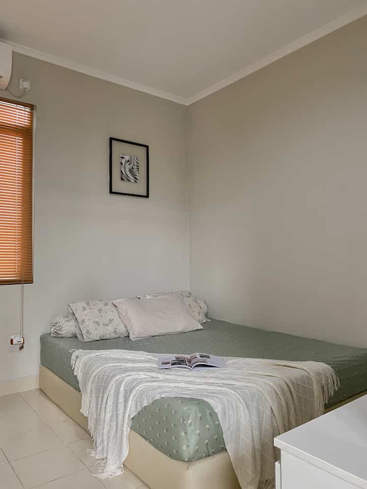 Memang benar tidak ada yg lebih nyaman dari kamar sendiri. Selain living room, kamar juga jadi salah satu ruangan favorit, karena hampir setengah hari kalau lagi weekend kami menghabiskan waktu di kamar. 

Walaupun masih sederhana kami happy dengan kamar ini, karena selalu rapi dan tidak terlalu banyak barang dekoratif yg buat ruangan menjadi penuh. Kami hanya memilih barang dekoratif yg diperlukan saja, misalnya seperti cermin, lemari serta drawer minimalis, dan menggunakan venetian blinds sebagai pengganti gorden. 

Saat renovasi rumah, ruangan ini memang tidak kami ubah, hanya mengganti cat tembok sesuai warna yg kami suka. Keinginan kami selanjutnya semoga kamar kami bisa segera pasang lantai spc agar ruangan favorit kami ini terasa lebih warm. 

#MyFavoriteRoom #MyHouseStory #MyFavoriteItems #bedroomdecor #homestagram #kamartidurminimalis #decorlowbudget