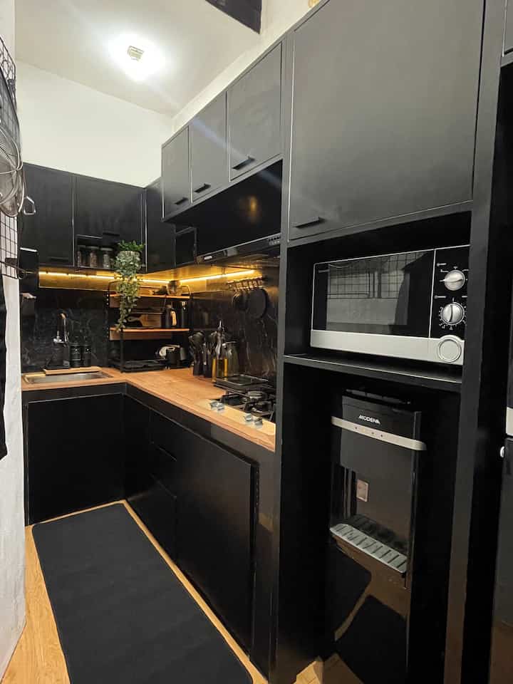 Halo dari dapur dirumahku yang udah kaya gang senggol 😂
Dapur dirumah itu karena bawaan developer ukurannya memanjang 3,7 m dan lebarnya cuma 1,65 m (sebelum ditambah kitchen set). Makanya susah banget untuk foto keseluruhan. 😅

Karena space dapur yang terbatas dan rumah yang kecil, jadi kami memutuskan untuk custom kitchen set sekaligus untuk storage. Agar rumah terlihat lebih rapi dan compact.

Jadi kami membuat kitchen set yang full dengan ukuran panjang 3,7 m dan lebar 60 cm, masing-masing kabinet di sesuaikan dengan kebutuhan penyimpanan dirumah kami.

Kami mendapatkan custom kitchen set ini dari kerabat kami yang kebetulan ahli dalam bidang ini.
Semoga menginspirasi 🥰

#customfurniture #personalizedfurniture #uniquefurniture #inspirasidapur #dapurmungil #dapurmodern #dapurganteng #dapurhitam #dekorasidapur #dapur #kitchenset #kitchensetcustom #kitchendecor #kitcheninspo #bandung #minimalistbold #dapurdeveloper