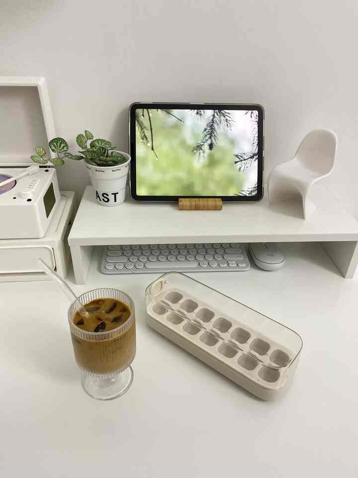 Desk setup ideas🌻

Aku memilih tema meja merja clean minimalis
Karena sangat nyaman buatku
Paduan warna putih dan coklat adalah warna favoritku
Untuk meja kerja terlihat aesthetic usahakan hanya ada barang yang dibutuhkan saja dengan sentuhan dekorasi minimalis seperti tanaman artificial 
Dan gelas atau piring yang lucu untuk menemani kerja yang menyenangkan 

#designmejakerja
#idedekorasimejakerja
#inspirasimejakerja