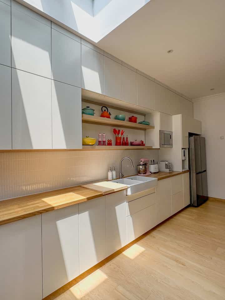 Kalau membahas tentang favorite room sih dirumah ini pastinya area dapur ya. Most of my time memang selalu berada dapur. Entah itu memasak, baking, ngopi, nggosip atau sekedar foto2 dan video buat konten 😂😂😂. 

Renovasi kemarin memang dapurlah yang paling major renovasinya. Kami perluas dari ukuran 3x3m menjadi 6x6m. Dan aku membuat kabinet yang simpel dan rapih dengan nuansa putih tanpa aksen apapun agar terlihat minimalis dan sleek. Yang dipajang dimeja dapur, ambalan dapur, maupun kitchen island hanyalah benda-benda yang memang dipakai sehari-hari. Sementara benda-benda yang tidak digunakan daily basis disimpan rapih didlm kabinet. 

Barang favorite didapur ini adalah peralatan masaknya, yang belinya dicicil satu persatu. Hahaha…cast iron pans, yang versatile, bisa dipakai untuk memasak apapun, dan juga menjadi aksesoris dapur karena warna-warnanya yang segar. Selain itu standing mixer, karena aku paling sering baking. Kitchen set dan kitchen island jg menjadi favoriteku, karena aku menginvestasikan pikiran dan uang pada dapur ini. Design dan setiap detail dari dapur ini benar-benar kusesuaikan dengan kebutuhan. 

#myfavoriteroom
#myhousestory
#myfavoriteitems
#kitchen
#kitchendesign
#whitekitchen
#lecreuset
#arieskamarina