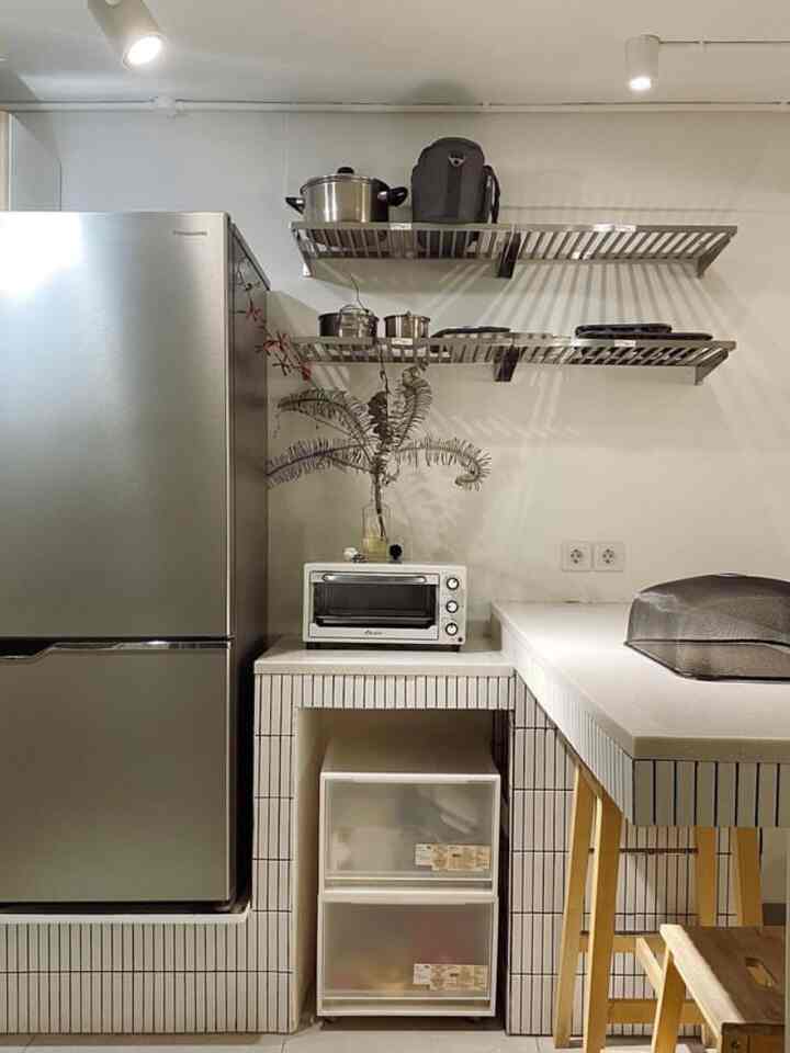 Low Budget Decor

Baru sadar kalau dapur aku minim dekorasi sekali! Dan ternyata barang dekoratif yg aku pakai low cost sekali karena sifat-nya memanfaatkan barang bekas dan ambil dari alam.

1. Vas tanaman reuse dari botol kaca minuman
2. Tanaman ambil dari depan rumah/ dari kebun

Jadi ga bayar apa-apa ya 😆

#lowbudgetdecor #lowbudgetkitchenmakeover #lowbudgetkitcheninspiration #dapurbanjirfriendly #dapursiagabanjir #rumahjakbar #lowbudgetkitchen