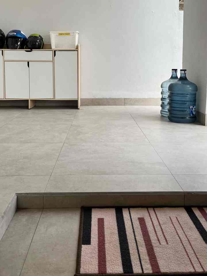 Suasana teras dan carport (kalau mobilnya nggak diparkir). Kami berencana untuk membuat kabinet khusus untuk galon dan menempatkan tempat duduk outdoor di teras ini. Bagian gantungan cleaning tools outdoor dan juga peralatan pertukangan serta bersih-bersih motor dan mobil juga rencananya mau disusun agar lebih rapi lagi (memanfaatkan storage box). Semoga bisa segera terlaksanaa. 

#minimalisthouse #rumahkeluarga #rumahdeveloper #livewithkids #entrance #