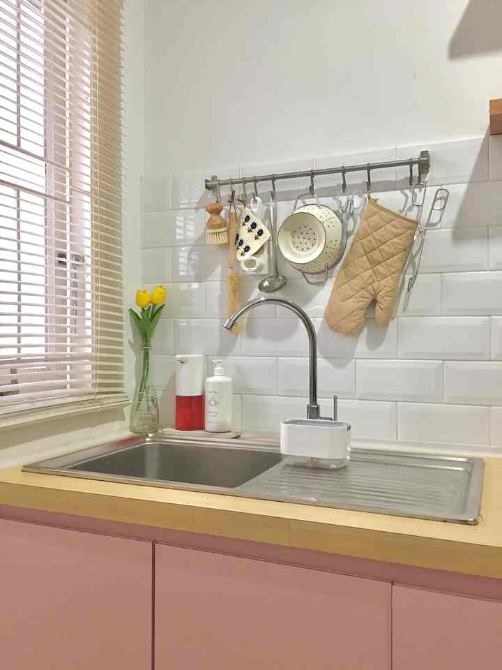 Good night dari dapur yg besok mulai beroperasi kembali… karena udah hari Senin lagi😂

#KitchenInspiration #MinimalistKitchen #PinkKitchen #KitchenIdeas #RumahDeveloper #DecorLowBudget #RumahMungil