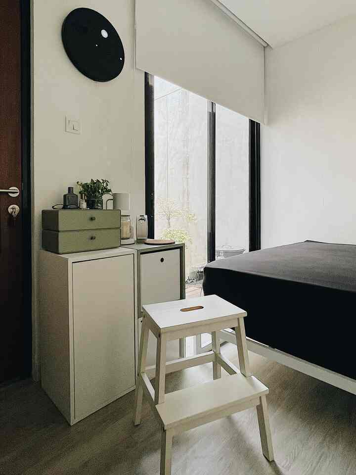 Kamar tidur black and white di home pim pa. Roller blind berfungsi ganda sebagai screen proyektor, jadi punya bioskop mini di rumah 🤍 #industrial #blackandwhite #rumahcluster #livealone #bedroom 