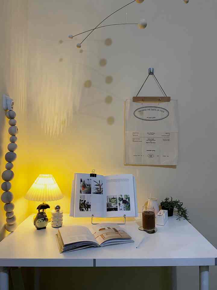 Beberapa waktu lalu, aku sempet diskusi sama salah satu tetangga online yang superduper baik tentang style rumahku.

Sejujurnya kalo ditanya sebenernya style rumah hatobiko ini apasih, aku bakal bingung jawabnya karna sepertinya rumahku ini tipe nano-nano hahaha

Kalo inget perabotku yang kebanyakan pake kayu warna natural, seketika jadi kaya japandi
Tapi kalo liat dapur yang backsplashnya kotak2 jadi korean style banget
Tapi aku suka banget warna kalem kaya cream, nude, beige yang hampir mendominasi seluruh warna dirumahku baik dinding, perabot, printilan bahkan alat bebersih yang bikin rumahku terkesan kalem dan vintage

Yang jelas, caraku membuat rumah terlihat cantik dengan #homedecorlowbudget adalah dengan memilih perabot yang ngga too much dan nyambung di setiap ruangannya. Contohnya work desk area ini, spot ini adalah spot yang paling sering gonta ganti layout dekornya karna bener-bener sesuai moodku dan kebutuhanku untuk berkarya. Adakalanya aku harus ngejait ya layoutnya yang menunjang suasana buat ngejait, biar semangat hehe. Kadang cuma pingin merenung cari referensi dan ide ya aku layout kaya foto ini biar calming dan nyaman buat berlama lama nyari referensi 🥰

#decorativeitems #homestyling #roomstyling #roomdecor #homedecor #workdeskdecorationidea #inspirasimejakerja