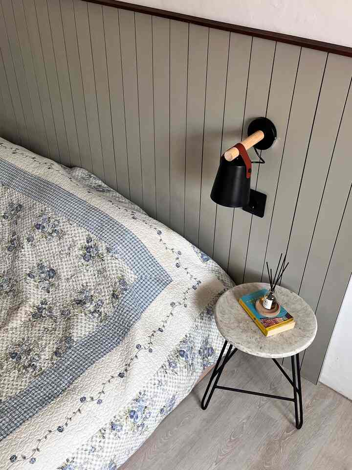 Kamar utama, dengan luas 6mx2,8m.
Untuk pemilihan dekorasi di area kamar utama ini. Kita masih memilih yang minimalis. Misal, dipan model rendah dan tanpa kolong. Lemari geser. Agar tetap bisa terasa luas. Harus pintar” memanfaatkan tempat.

#homedecor #rumahantik #rumahjadul #kamarutama #tipsdekorkamar #inspirasirumah