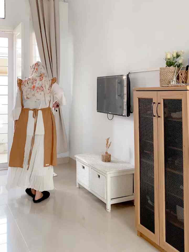 Aku seneng buka pintu lebar, bikin cahaya masuk dan sirkulasi udara baik. Kalo ada debu dilantai bisa dipel hehe ✌🏻✨

#yositriaa #homedecor #dekorasirumah #spraymop #rumah90m2 #whiteandwood 