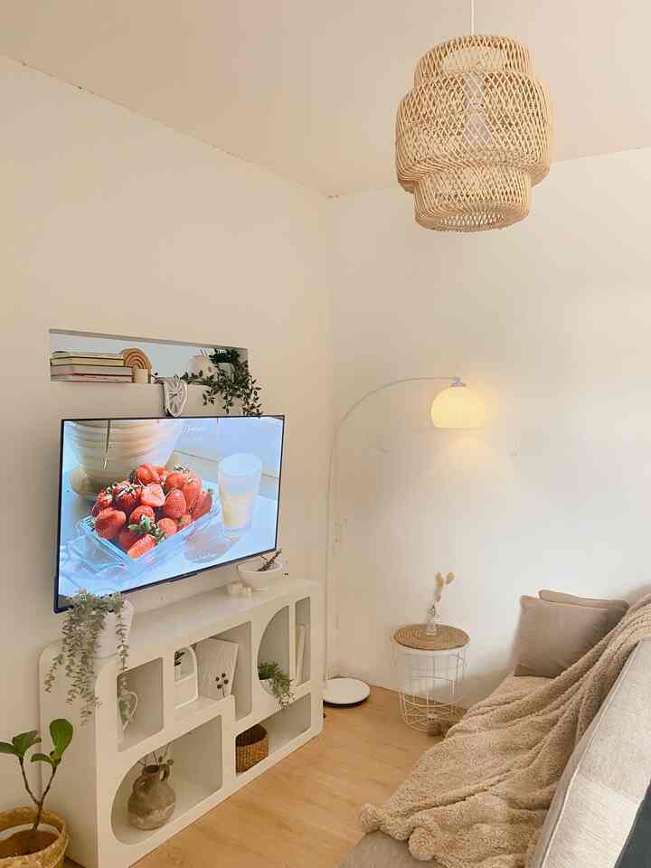 Tempat ternyaman setelah kamar tidur adalah ruangan ini🤍


#livingroom #idedekorasirumah #standinglamp #whiteandwood #koreanvibes #minimalis #tinyhouse