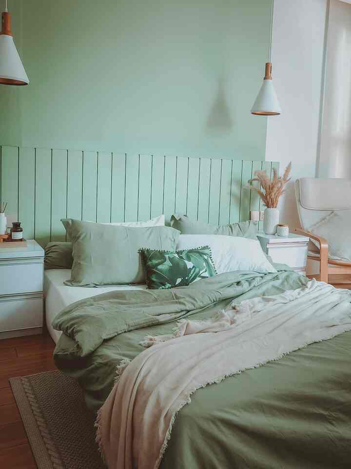 Kamar utama dengan nuansa warna hijau ini memberikan kesan sejuk. Walaupun menggunakan warna yang terang, kamar ini tetap terasa nyaman dan menenangkan. Jangan ragu-ragu mengaplikasikan warna cat yang kamu sukai diarea tempat tidur, sekalipun itu warna terang. Mengaplikasikannya pada satu bagian dinding area kamar, sudah cukup membuat kamar nampak berbeda dan tidak monoton. 

#kamartidur #kamarutama #hijau #kamarmungil