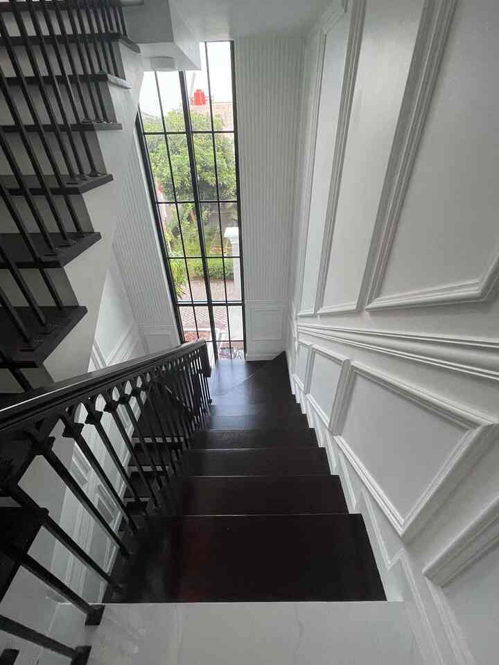 Inspirasi Tangga di Rumah Shelica

Tema tangga di rumah ini dibuat bertema klasik modern dengan dominasi warna putih, coklat tua, dan hitam.

Area dinding tangga diberi moulding agar menampilkan kesan klasik. Tangga di Rumah Shelica ini memiliki kaca yang panjang sehingga sinar matahari dapat masuk ke dalam rumah dan menghemat listrik.

Semoga menginspirasi🤍

#stair #inspirasitangga #tanggadirumah #rumahklasikmodern #rumahdeveloper #bsd #serpong #cisauk #tangga #klasikmodern #rumahklasik