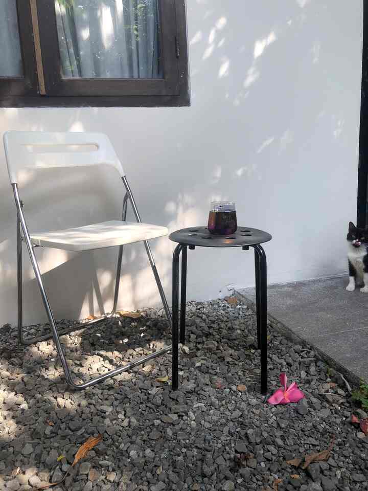 Minggu sore waktunya santai sejenak, mengisi baterai tubuh buat menghadapi hari senin besok. Selamat hari minggu tetanggaa💕

#terasrumah 
#halaman
#rumahminimalis 
#teraskecil
#monochrome 
#backyard 
#inpirasirumah