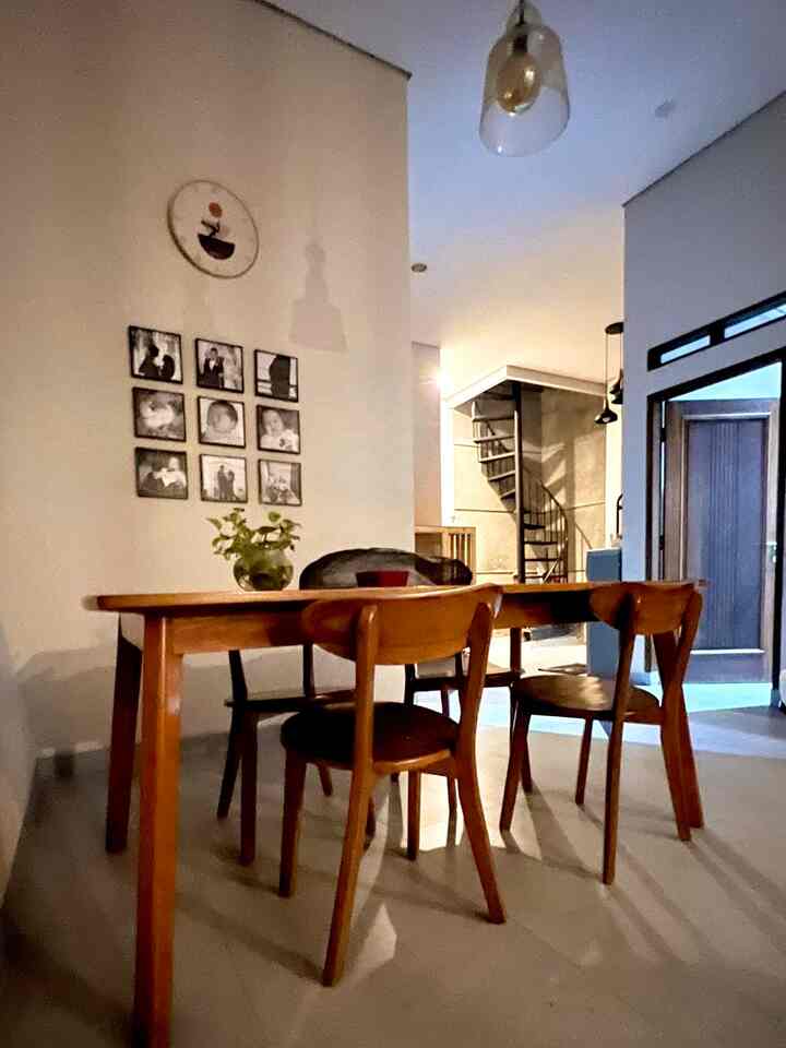 Dining room di Rumah Latte ingin kami buat menjadi tempat yang hangat dan nyaman saat bersantap dengan keluarga ataupun kerabat. Kami menggunakan meja makan kayu jati dan penggunaan lampu gantung dengan warna kuning / warm untuk menciptakan suasana hangat. Kami juga menambahkan sedikit tanaman hidup yaitu sirih belanda agar tetap terlihat segar. Tips agar ruang makan menjadi tempat yang hangat bisa dengan menggunakan meja makan yang terbuat dari kayu dan pencahayaan dengan warna yang warm.
#KitchenRoomDecor #DiningRoomDecor #KitchenIdeas #DiningRoomIdeas #KitchenInspiration #DiningRoomInspiration #ruangmakan #mejamakan #diningroom #ruanganmakan #rumahjakarta #dekorasirumah