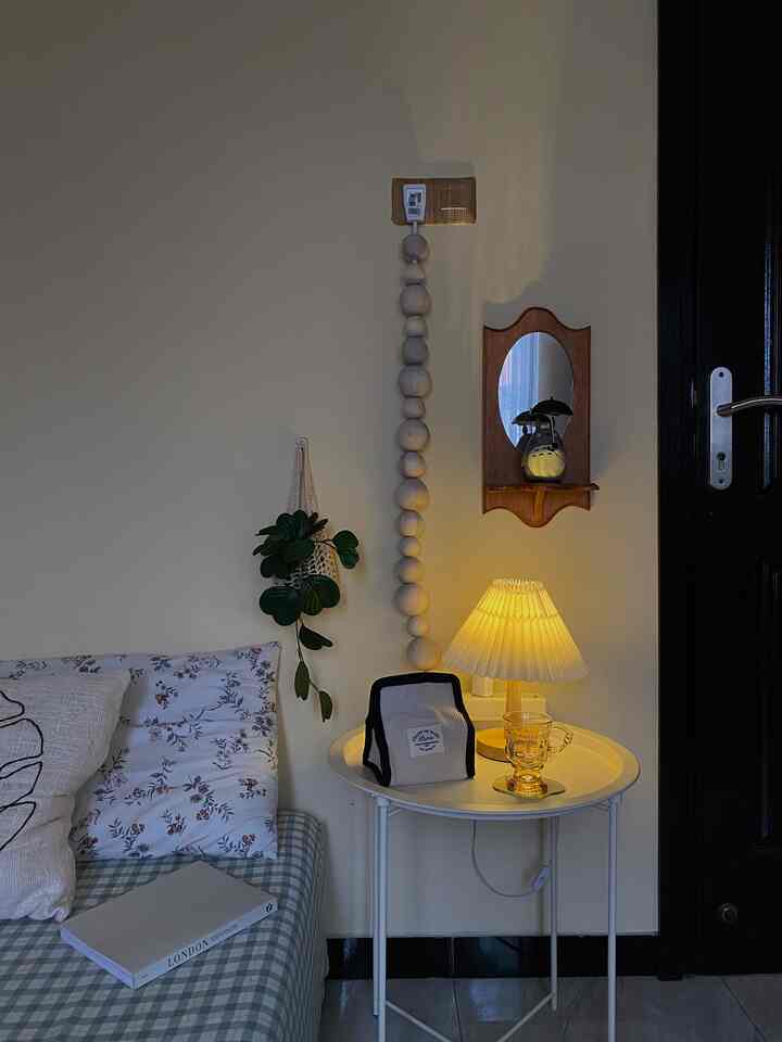 Sebenernya akutuh nggasuka kalo tidur ruangannya gelap banget, tapi suka pusing juga kalo lampunya dinyalain. Serba salah ya 😆
Nah, lampu tidur ku yang satu ini ngebantu banget, dia nyiptain suasana calm and cozy. Cahaya lampunya yang warm bikin aku relax. Ditambah beberapa item dekoratif bikin sekelilingnya makin aesthetic 🤍

#Nightvibe #LightingIdeas #LightingInspiration #sidetable #sidetabledecoration #bedroomdecoration