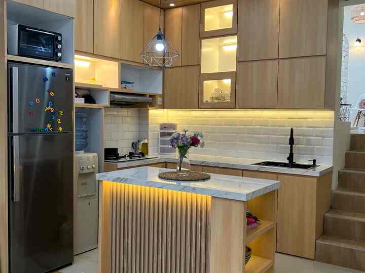 Natural wood tone and white tile kitchen featuring a marble countertop kitchen island with pendant light, modern interior design