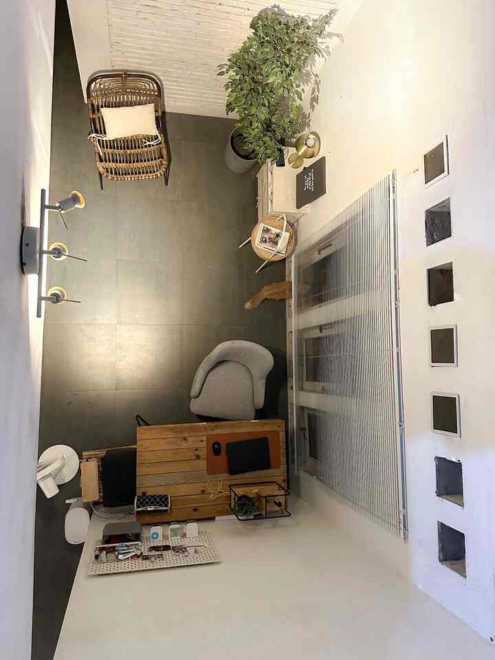 Heart of the home

Rumah dg design apapun bakalan bikin betah penghuninya klo moodnya cozy. Meskipun ini rumah lawas tp interior ditata dg style minimalis n menenangkan.

Kami mengubah tampilan rumah ini dg renov tipis2 spt mengganti lantai keramik tua dg granit motif cemented, SPC flooring, dan selebihnya hanya mengecat ulang warna putih dindingnya.

Ya definisi rumah untuk kami adlh tujuan kami unt pulang, recharge tubuh, fungsional dr rumah itulah yg akan buat penghuni nyaman. Keperluan estetika bs dilakukan bertahap seperti esensi dr rumah tumbuh.

#myHomeStory
#myHomeJourney
#HomeSweetHome
#scandiHome
#inspirasiRumah
#HomeInspo