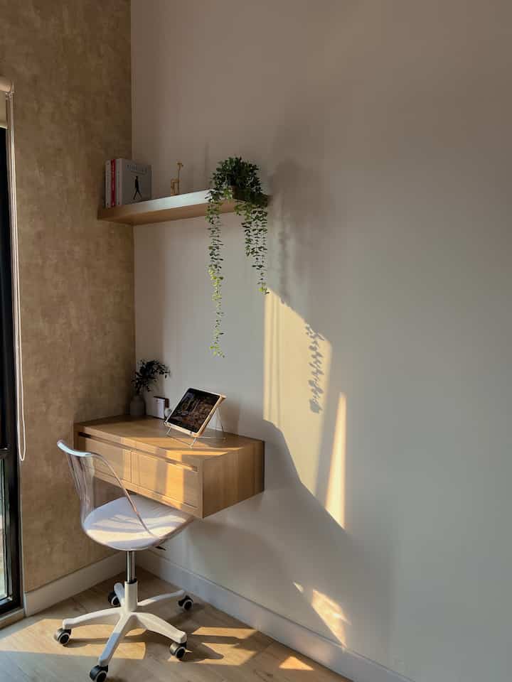 Ada yg baru nih dirumah, 
yaitu working desk di kamar utama,
meskipun mini tapi menurut ku estetik banget karena tiap sore cahaya matahari nya dapat banget😍

jadi menambah semangat selain nonton semangat untuk bekerja juga🤭

#SpotEstetik
#WorkingDesk 
#InspirasiRuangKerja 
#midcenturymodern
#rumahtanpakontraktor
#Tangerang
#decorlowbudget
#livewithkods